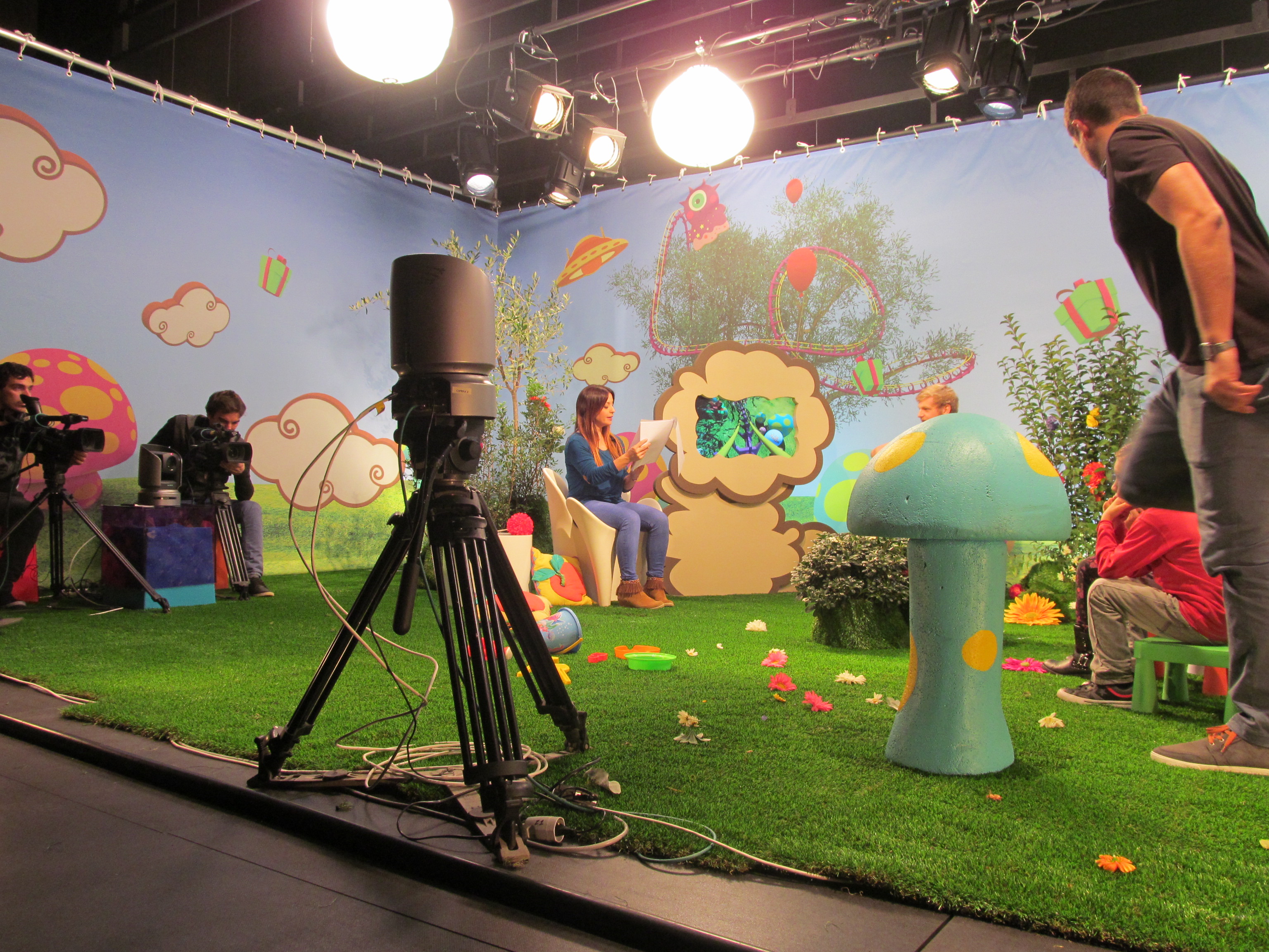 Eccu u decoru di l'emmissione cù Francine Massiani è i  "cameraman"