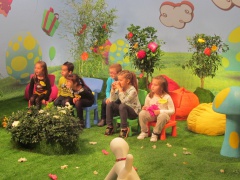 4 Gruppu 2 nantu à a scena. 4 Gruppu 2 nantu à a scena.