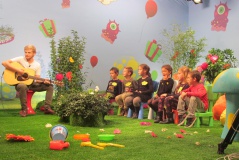 6 Gruppu 4 nantu à a scena. 6 Gruppu 4 nantu à a scena.