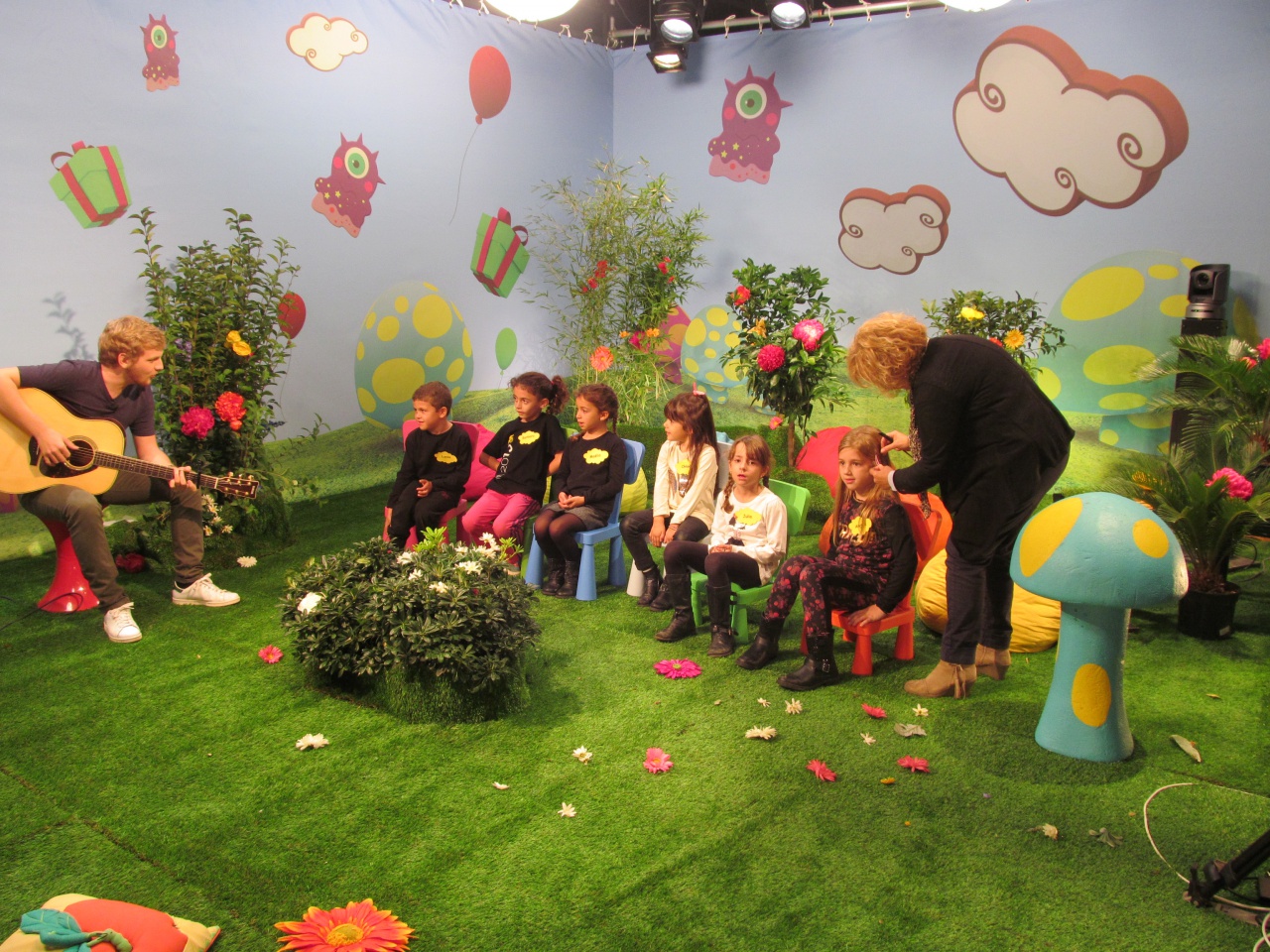 5 Gruppu 3 nantu à a scena. 5 Gruppu 3 nantu à a scena.