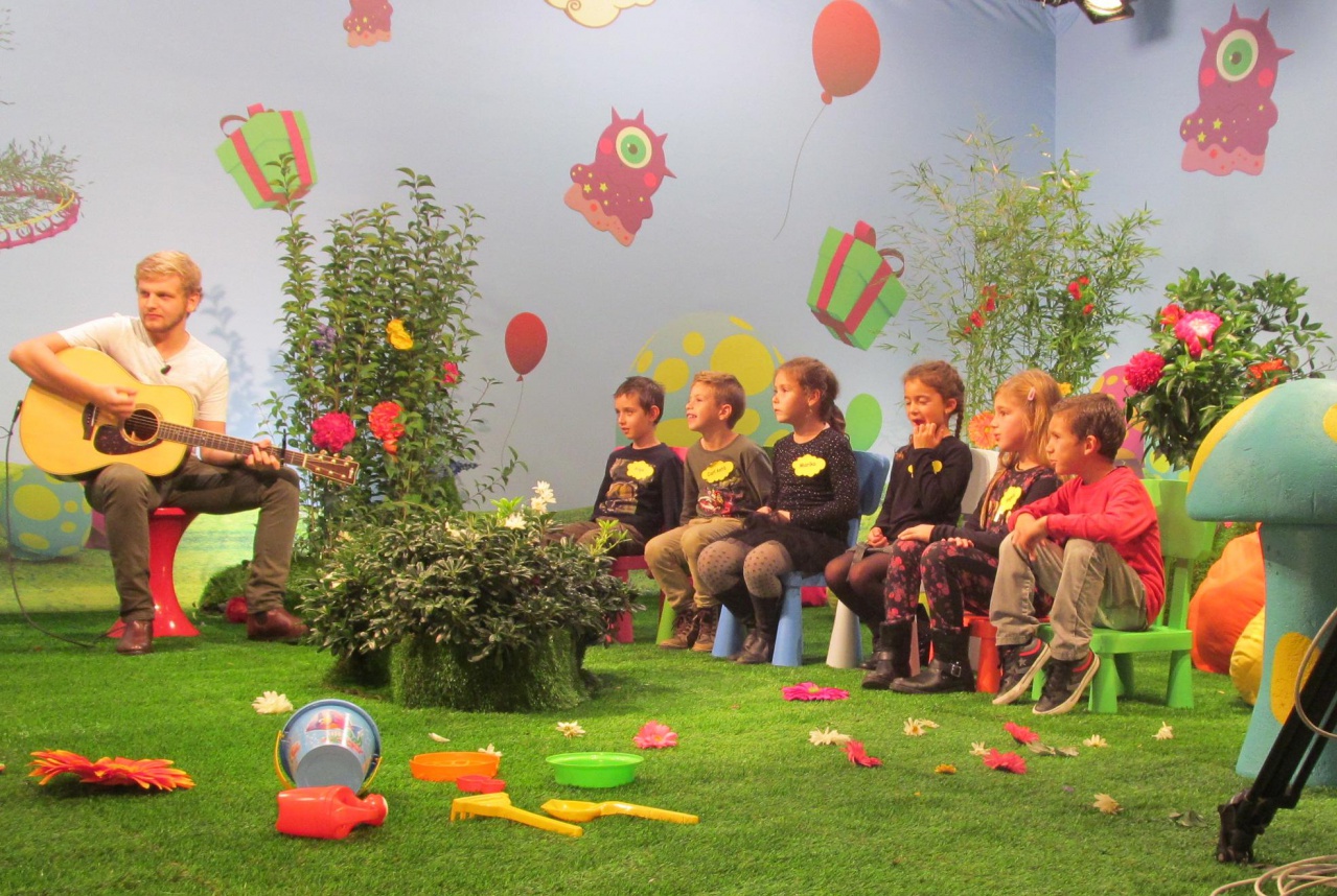 6 Gruppu 4 nantu à a scena. 6 Gruppu 4 nantu à a scena.