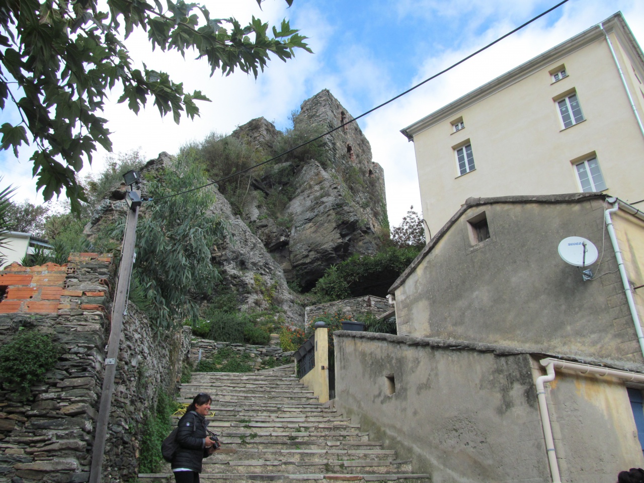 13 Hè custruitu nantu à un scogliu. 13 Hè custruitu nantu à un scogliu.