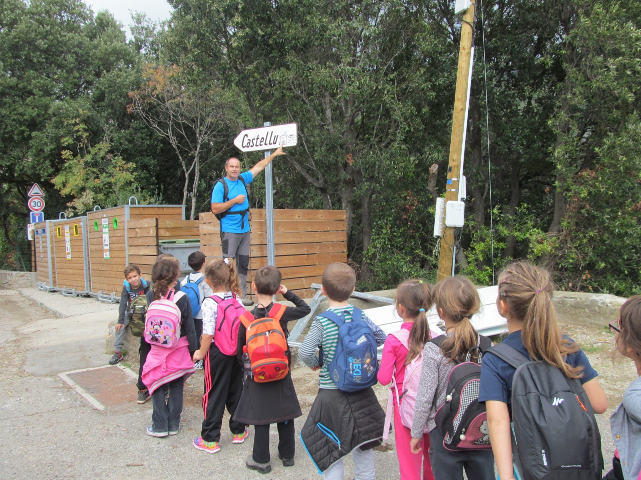 9 Simu ghjunti à u paese di "Castellu". 9 Simu ghjunti à u paese di "Castellu".