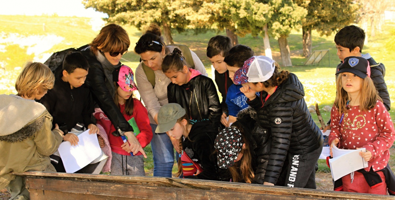 aleriadevantpanneau aleriadevantpanneau