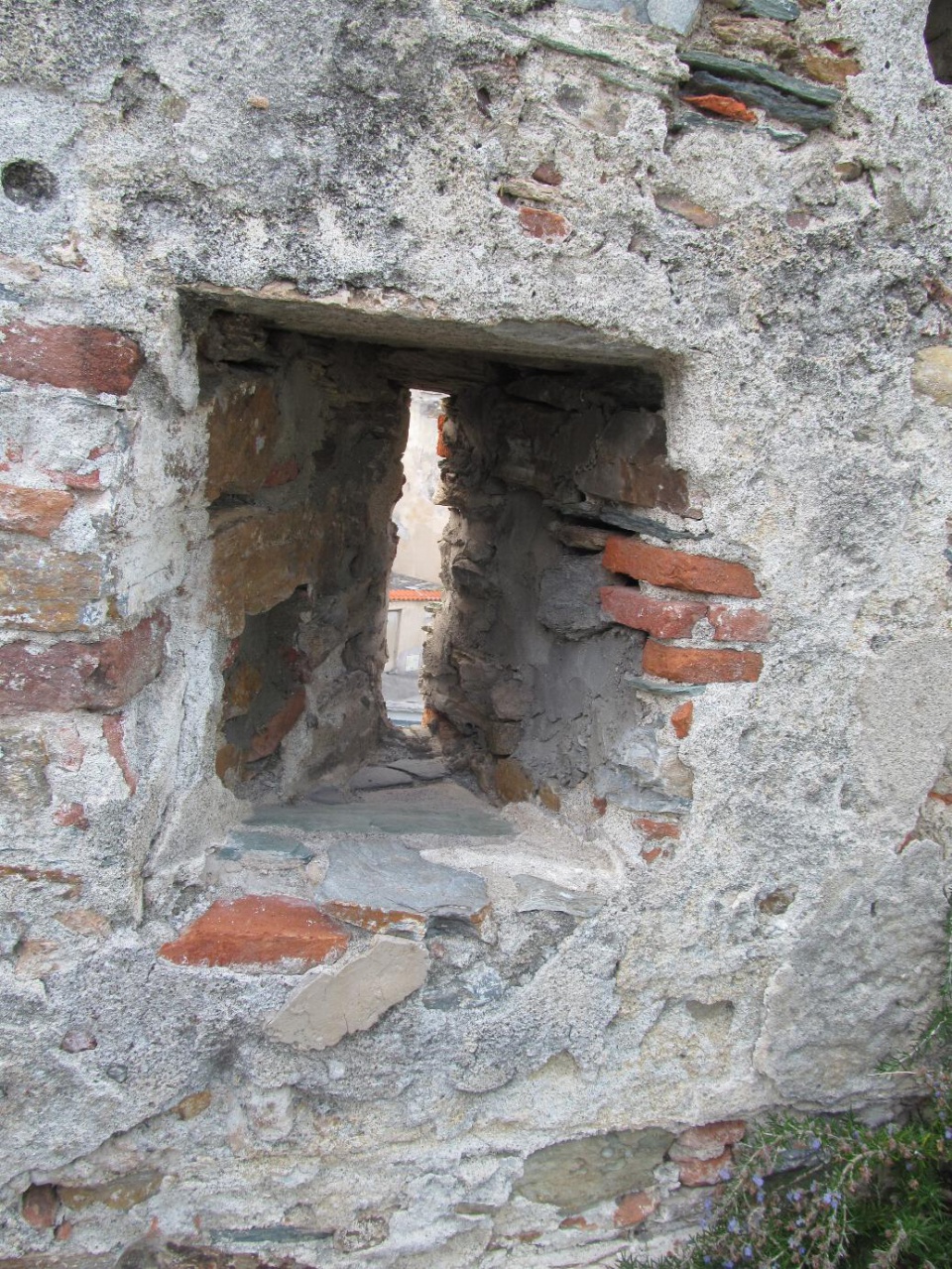 Voici la meurtrière. Voici la meurtrière.