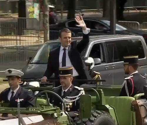 Emmanuel Macron remonte en Jeep l'avenue des Champs-Elysées de la grille du Coq derrière le Palais de l'Elysée jusqu'à l'Arc de Triomphe pour rallumer la tombe du Soldat inconnu © DR