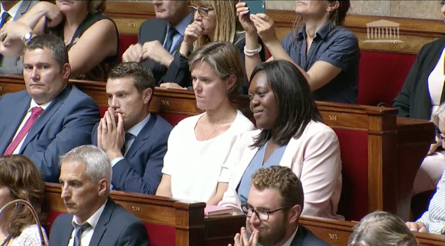 La député de Paris Laetitia Avia citée en exemple par le Premier ministre en introduction de la déclaration de politique générale de gouvernement à l'Assemblée nationale © capture d'écran Assemblée nationale.