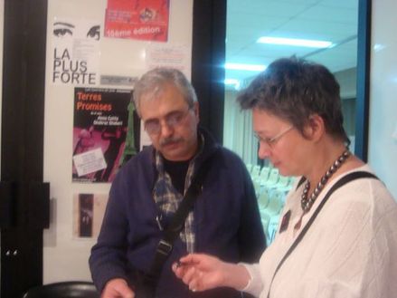 Le président de l'association Djavad Dadsetan prêt à défendre son festival devant la salle où a été jouée la pièce