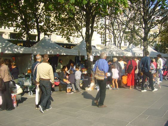 Des tentes blanches légères accueillent le vide-grenier
