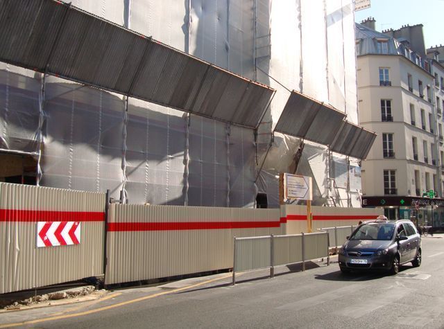 Un passage piéton protégé (presque) tout le long du chantier de La Poste