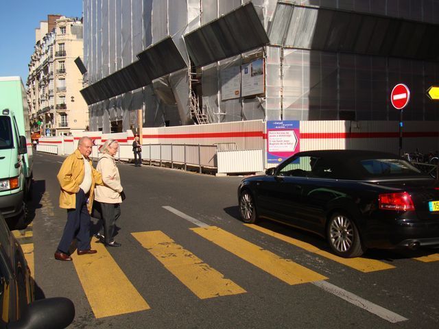 Un passage piéton protégé (presque) tout le long du chantier de La Poste