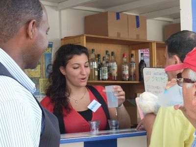 Un stand distribue de l'eau sur la place de l'Hôtel de ville