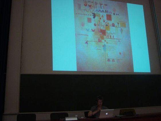 Kandinsky expliqué aux seniors parisiens