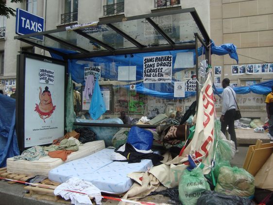 Devant la Bourse du Travail