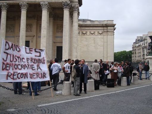 Face à la mairie : les militants du PS.