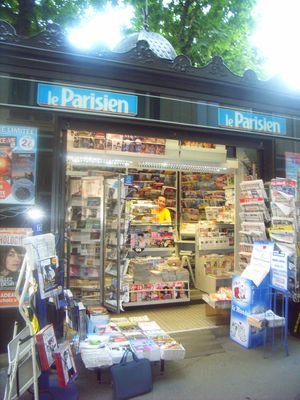 Le kiosquier rue de Marigny