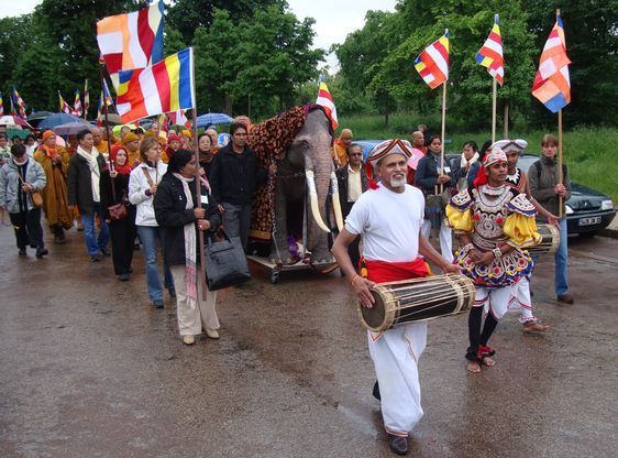 Prières, chants et danses rythmés par les percussions.