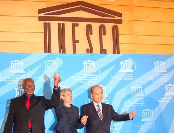 Irina Bokova entourée à sa droite par M. Hepburn le Président de la Conférence générale et à sa gauche par M. Matsuura le futur ex-Directeur général