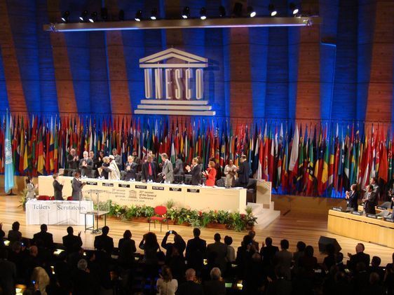 Irina Bokova est félicitée par le Président du Conseil exécutif sous les applaudissements des représentants des pays membres