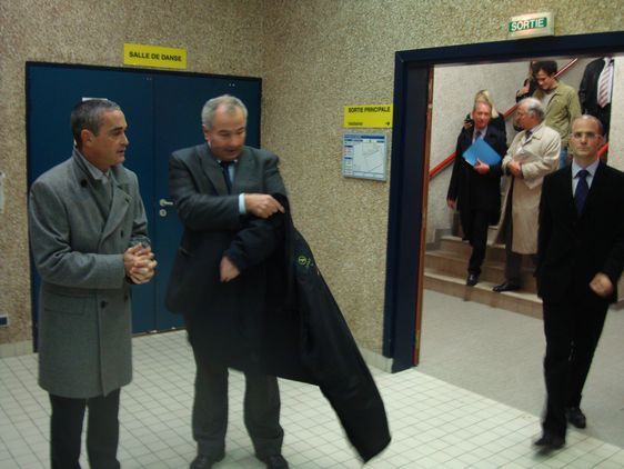 Accueil courtois du Maire par Jean-Charles Bossard, 1er adjoint au maire du 6ème, et Philippe Queulin, Directeur Général des Services du 6ème, à l'extérieur et à l'intérieur du gymnase