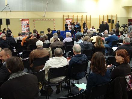 230 chaises ont accueilli environ 200 personnes pendant le discours du maire suivi des questions-réponses