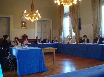 A la droite du maire UMP : Geneviève Bertrand, Conseiller de Paris, adjointe au maire, élue du Nouveau Centre, parti présidé par Hervé Morin. A sa gauche : Olivier Passelecq, adjoint au maire, élu des Radicaux, parti présidé par Jean-Louis Borloo.