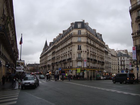 Situé à l'angle de la rue de Rennes et de la rue du Four, l'emplacement attise toutes les convoitises