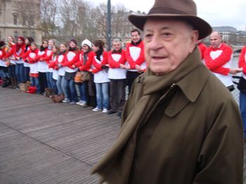 Pierre Bergé, Président du Sidaction, est venu soutenir l'initiative sur le Pont des Arts