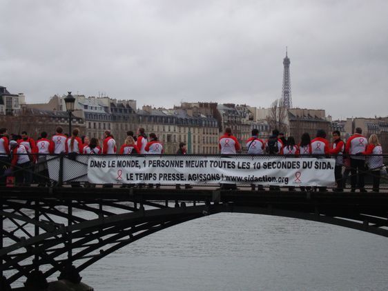 Une banderolle résume le message et l'objectif de l'association
