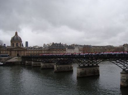 Plus de 500 personnes ont fait une chaîne humaine d'un bout à l'autre du Pont des Arts