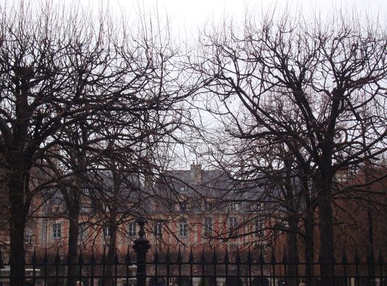 La face cachée de la Place des Vosges