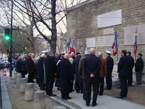 Le monument aux Morts se trouve à l'extérieur de la mairie