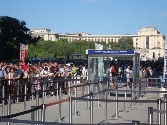 A gauche, la file d'attente pour acheter son ticket - A droite, la file vide des tickets électroniques : cliquer sur l'image pour réserver en ligne.