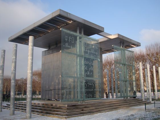 Le Mur de la Paix a été inauguré le 30 mars 2000 par le Président de la République française Jacques Chirac pour une durée d'exposition de  4 mois