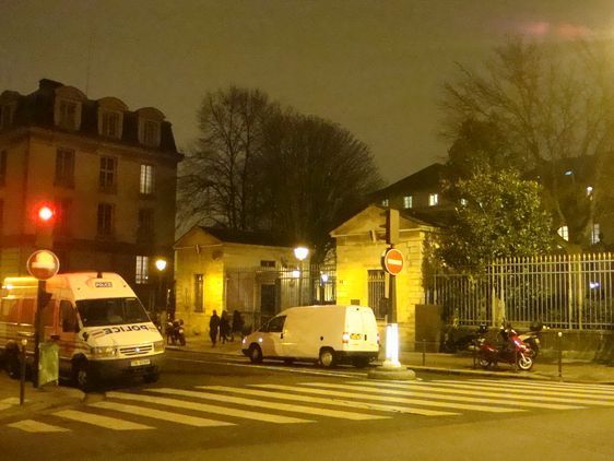 Plus haut dans la rue, le ministère de l'Enseignement supérieur et de la Recherche