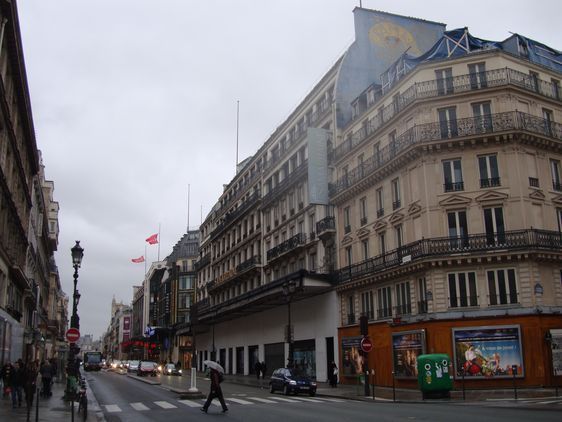 En tout : 10 étages et 48.000 m² de surface de vente, rachetés en 2001 par le groupe LVMH qui ferme le site en juin 2005