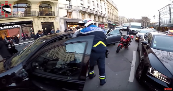 La conductrice interpellée par la police après l'alerte donnée © capture d'écran Chris-RS