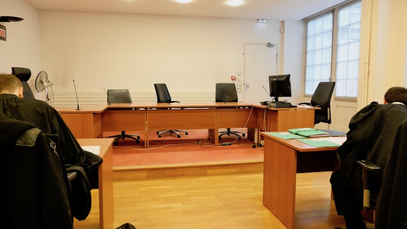 Maître Régis Froger (à gauche) et Maître Stéphane Colmant (à droite) avant le début de l'audience en référé au tribunal administratif de Paris © VD PT