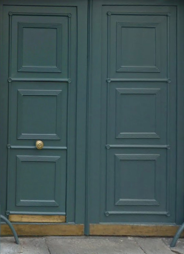 La porte de l'immeuble rue de Grenelle 75007 Paris © DR.