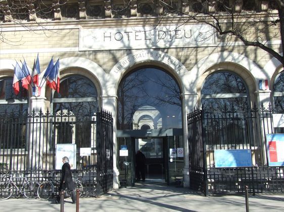 Au XIXème siècle, la IIIème République achève la construction de l'Hôtel-Dieu à son emplacement actuel 1 place du Parvis Notre-Dame