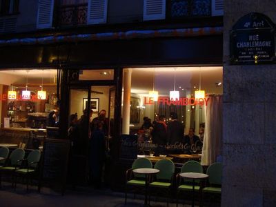 Un des cafés où se déroulent des débats publics de proximité