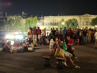 Sur la Passerelle des Arts le 18 août 2009 à 22h36, l'ambiance était encore bon enfant