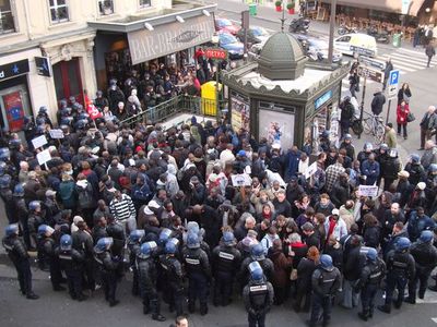 Les 85 travailleurs sans papiers en grève expulsés du 8 rue du Regard et regroupés à la station Saint-Placide
