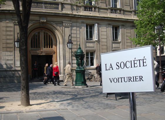 Quelques voituriers travaillent avec un parking