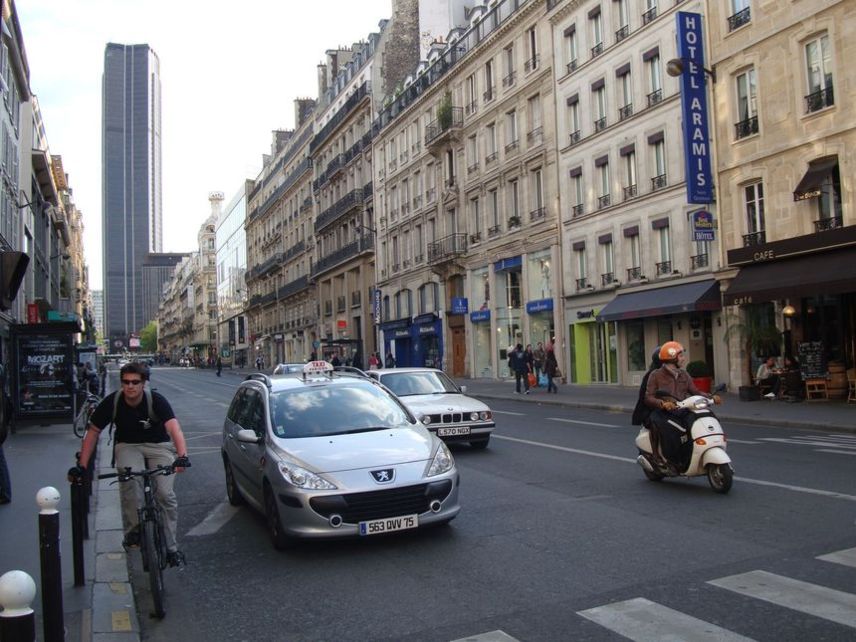 La rue de Rennes, 1195 mètres de longueur et 22 mètres de large.