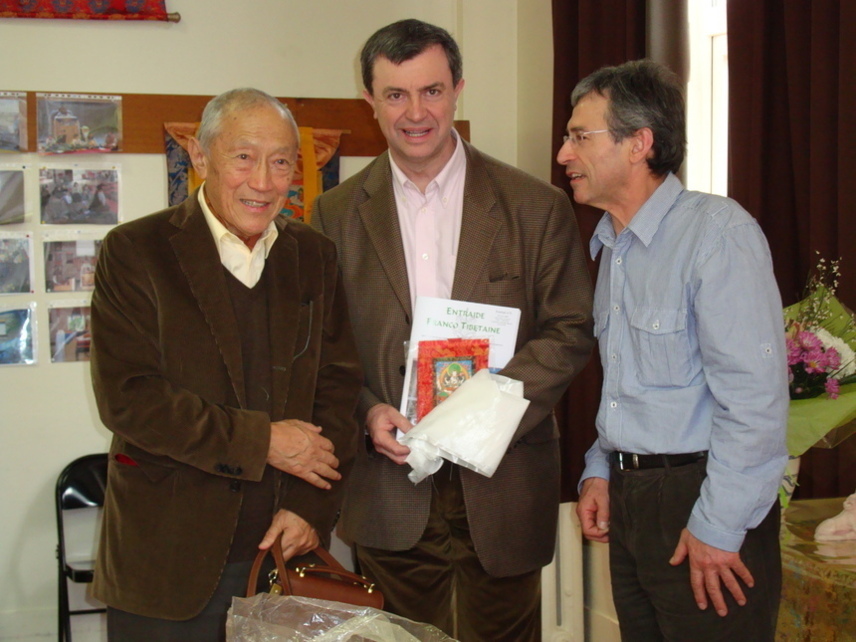 Le Vénérable Dagpo Rimpotché, le maire du 6e arrondissement Jean-Pierre Lecoq et Gilbert Buéso, responsable de l'association Entraide Franco-Tibétaine - Photo : VD.