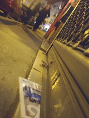 Un rideau métallique transformé en boîte aux lettres