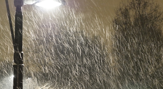 Paris : un début de printemps sous la neige et la pluie