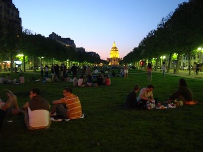 L'avenue de Breteuil a accueilli ceux qui souhaitaient prendre l'apéro sans interdits