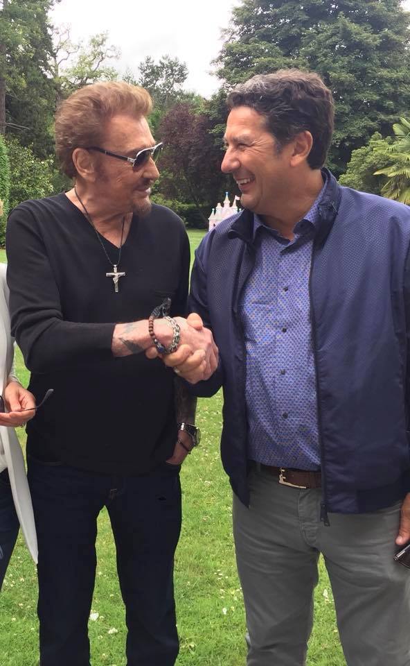 Johnny Hallyday et Louis Joubert au moment du tournage de la vidéo en faveur de l'Institut Rafaël à la Foire du Trône © DR